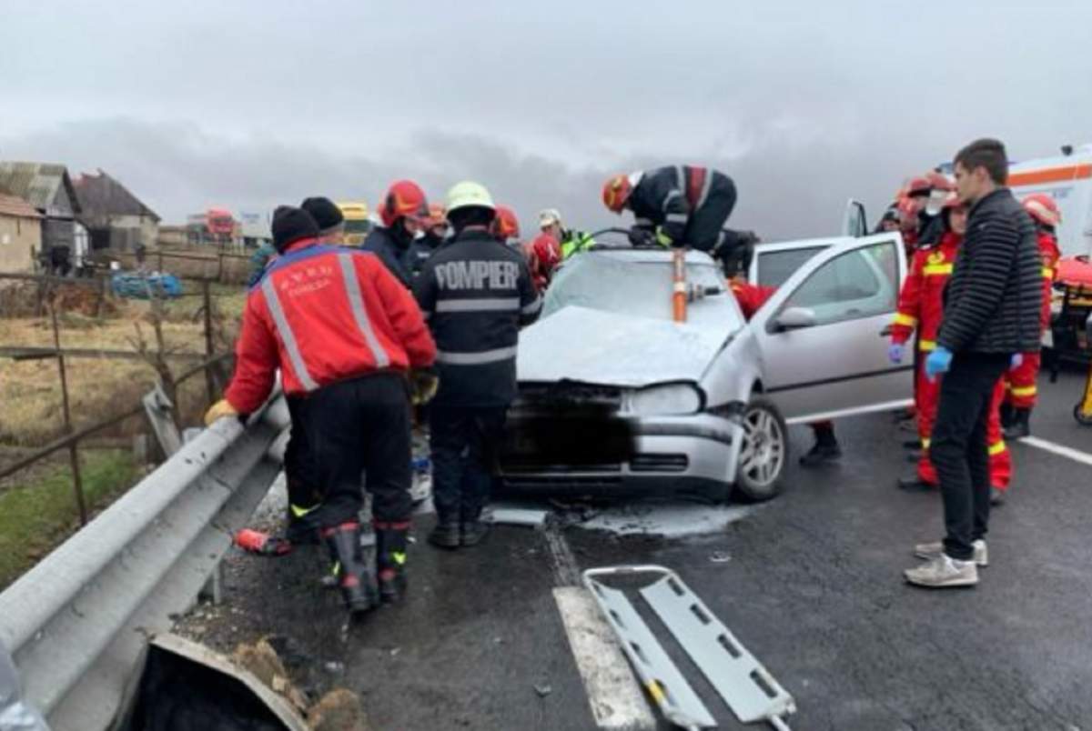 Accident rutier grav în Neamț! O persoană a rămas încarcerată între fiarele mașinii