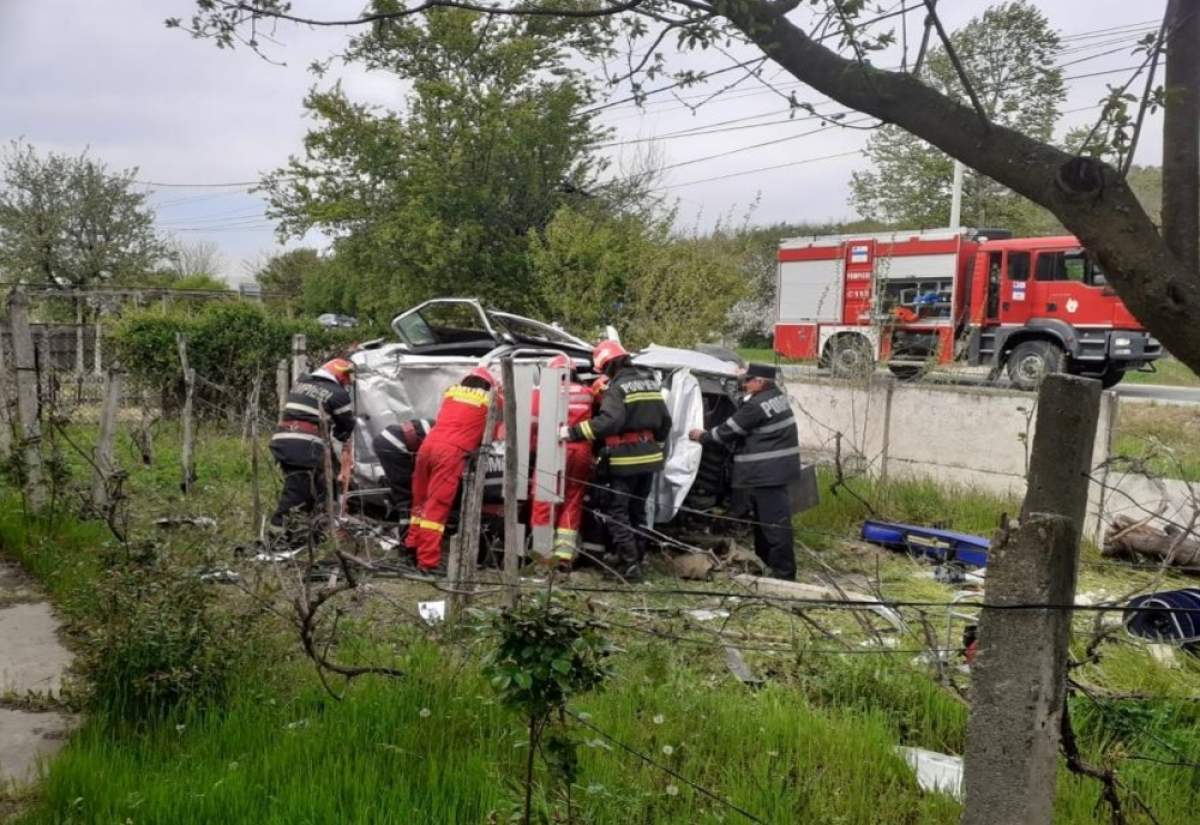 Grav accident de circulație în Gorj. Doi tineri au rămas încarcerați, după ce s-au răsturnat cu mașina într-un șanț