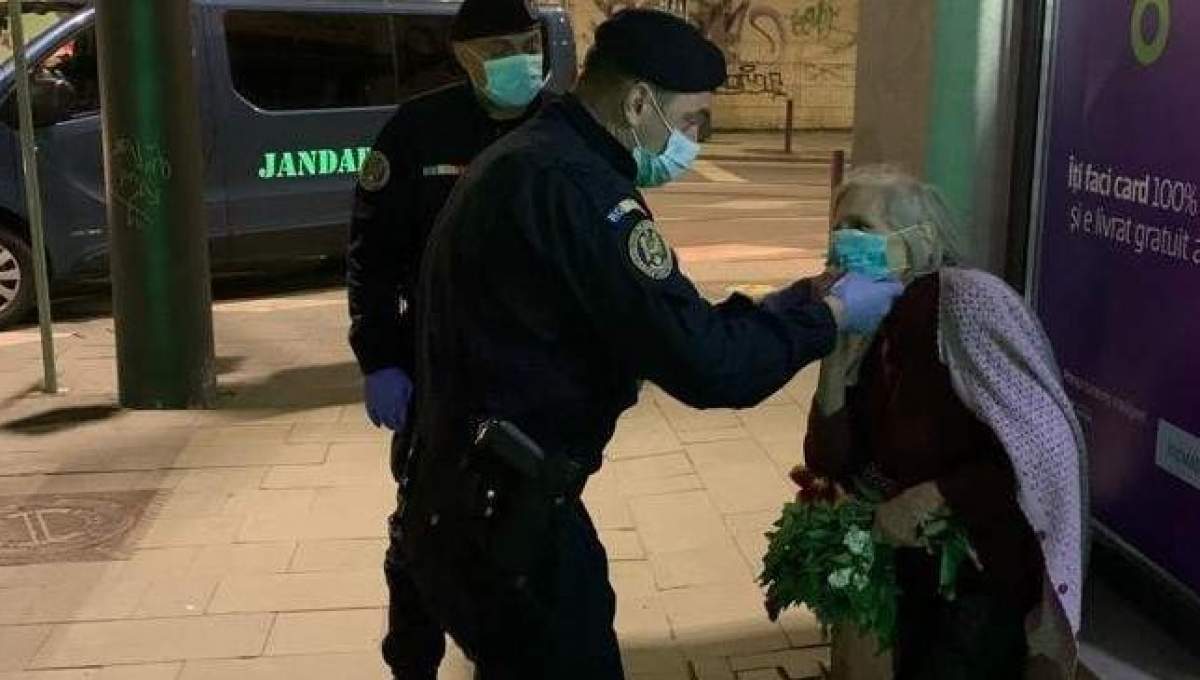 Jandarmii din Cluj au oprit pe stradă o bătrână de 83 de ani, dar nu să o amendeze. Întâlnirea are un final surprinzător / FOTO