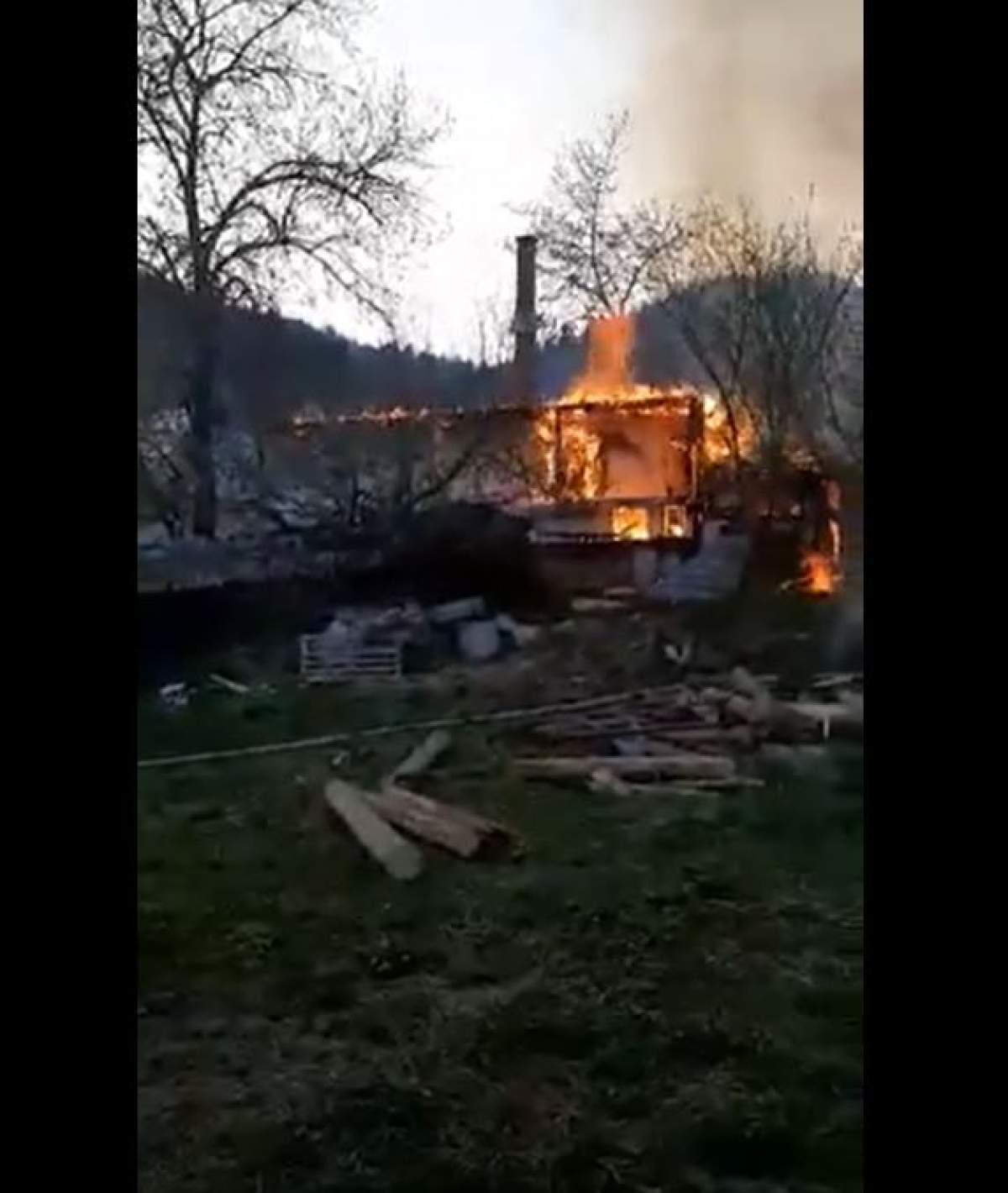 VIDEO / Incendiu de proporții la Mănăstirea Agapia! O persoană a avut nevoie de îngrijiri medicale