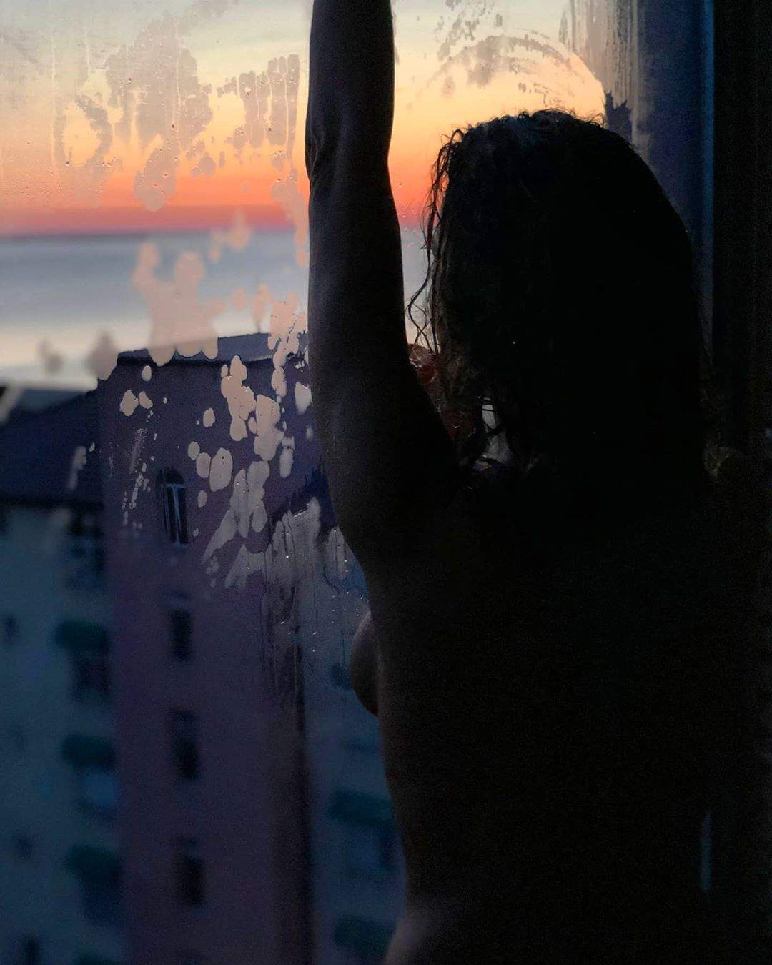 FOTO / Priveliștea de dimineață! Anna Lesko, în sânii goi, la geam, pentru vecinii ei: ”Ce răsărit incredibil”