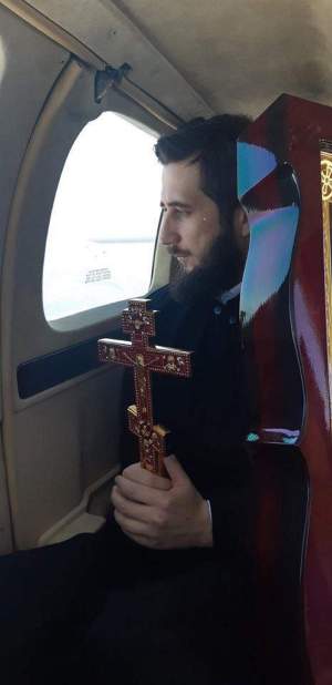 Moaște și icoane plimbate cu avionul! Doi preoți au binecuvântat Moldova din aer, ca să scape de coronavirus  / FOTO