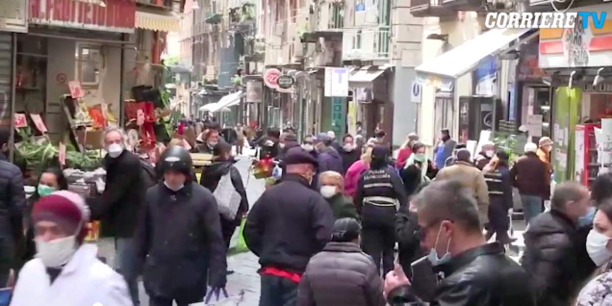 Carantina, „luată la mișto” în Napoli. Mii de italieni au ieșit la plimbare