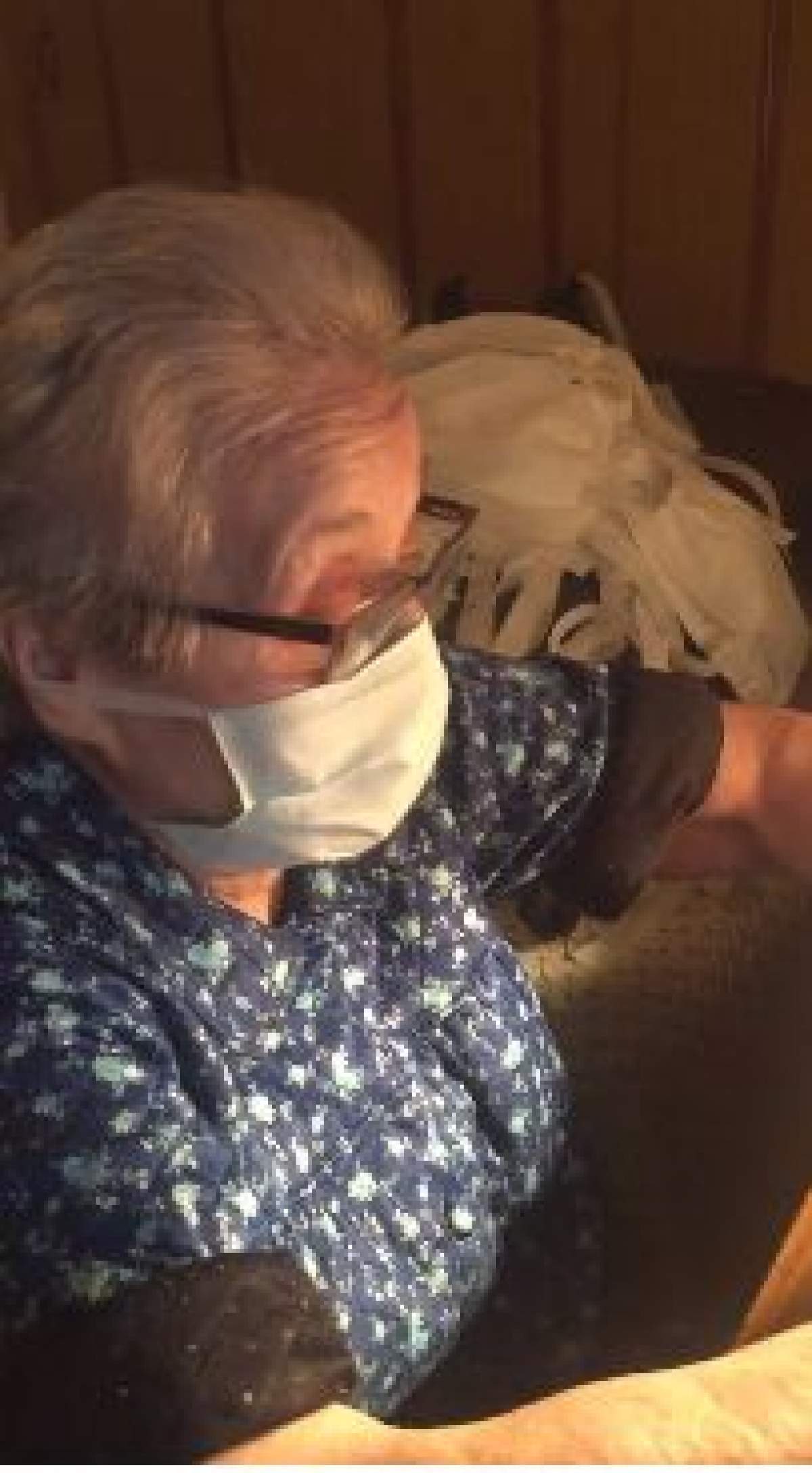 La 93 de ani, o femeie din Spania croiește măști pentru medici. Bătrâna bolnavă de Parkinson vrea să fie de ajutor / VIDEO