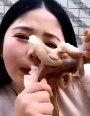 VIDEO / O celebră bloggeriță, atacată de o caracatiță pe care încerca să o mănânce de vie