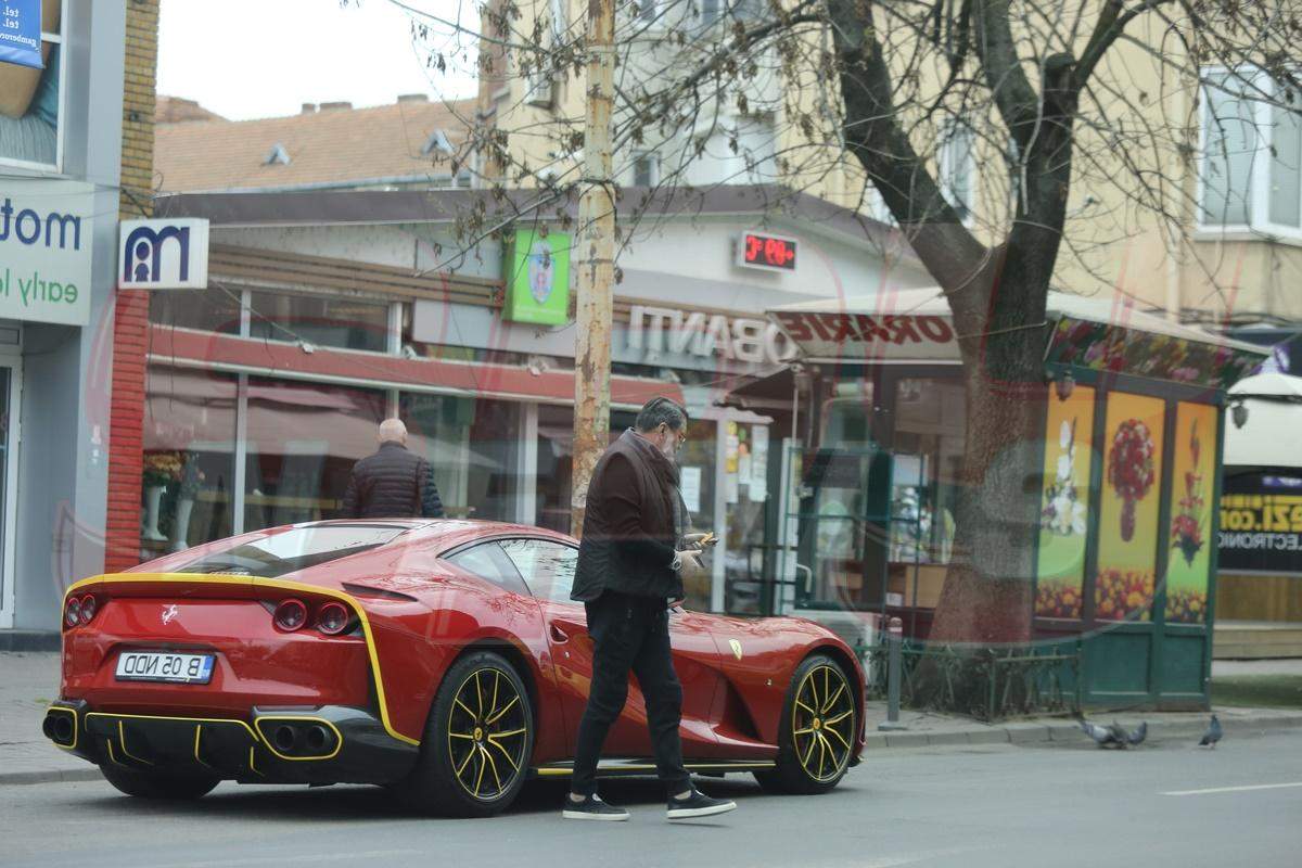 VIDEO PAPARAZZI / A lăsat localurile de lux pentru o vizită la farmacie! Dan Nicorescu, surprins cu un pumn de medicamente