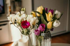 Pentru cei dragi, comandă buchete de flori deosebite dintr-o florărie online!