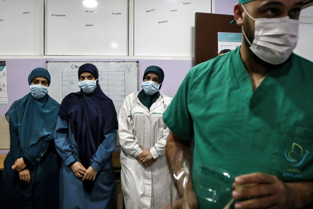 Sute de oameni au murit în Iran, după ce au băut alcool sec, crezând că îi vindecă de coronavirus