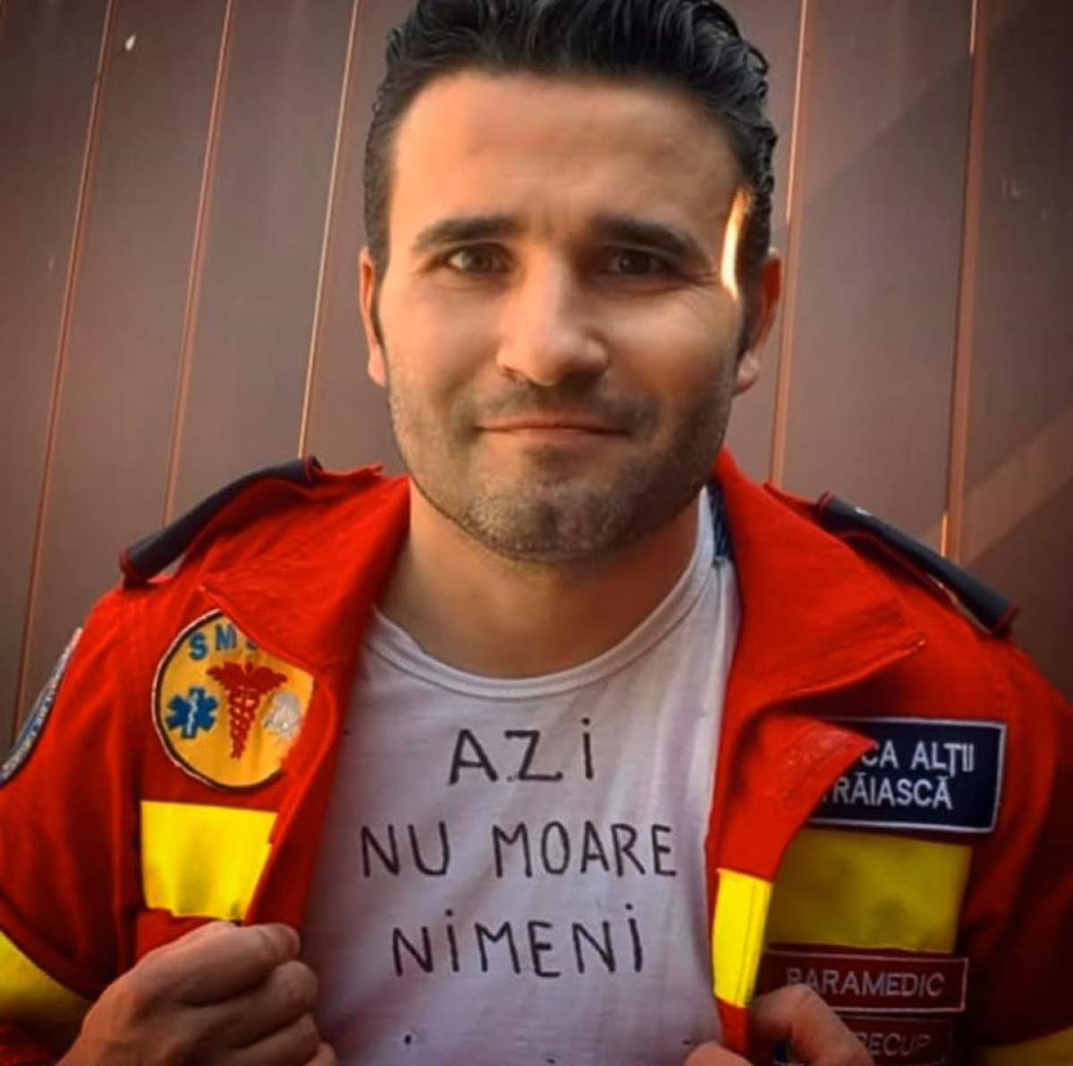 Cosmin este paramedicul care le dă curaj pacienților, printr-un mesaj scris pe tricou. „Azi nu moare nimeni”