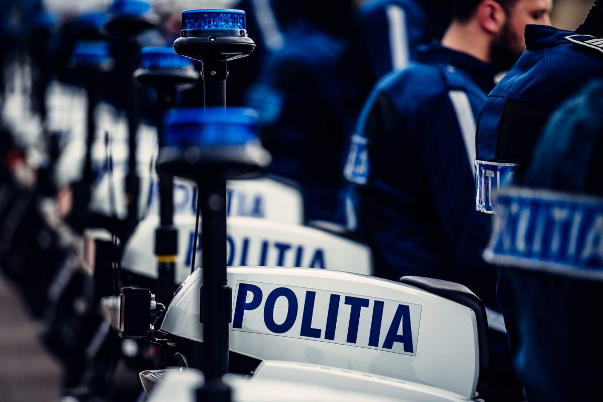 Polițiștii din Călărași, atacați de două persoane pe care le verificau. Agresorii i-au lovit cu lemne și le-au rupt echipamentele