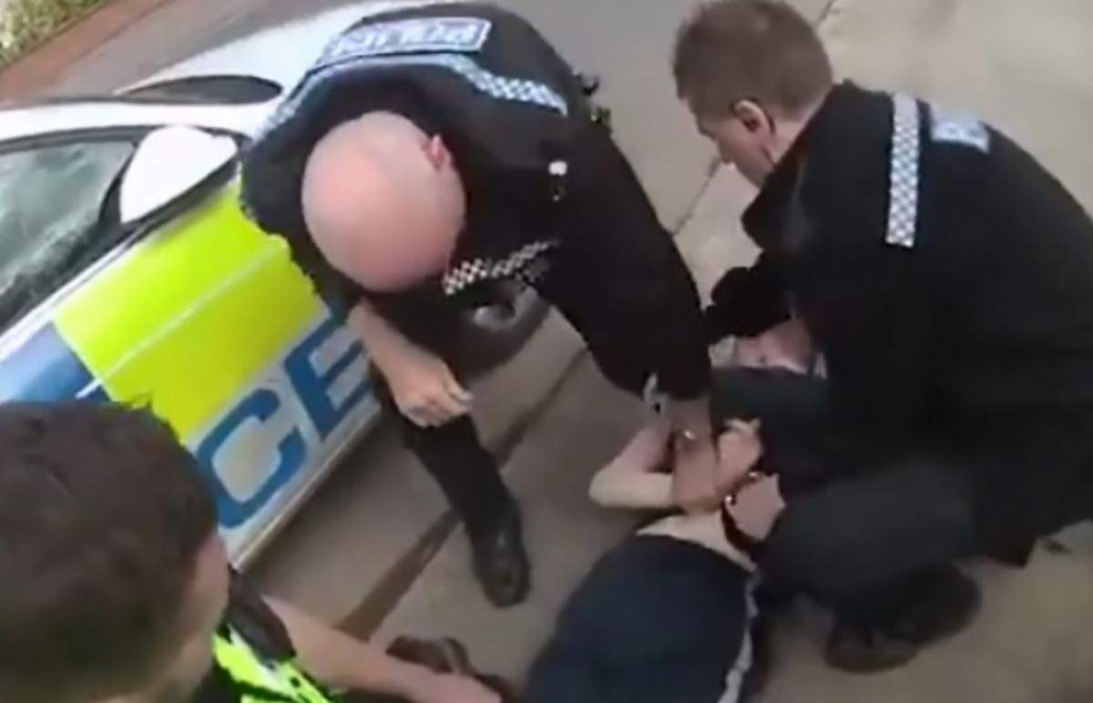 Gest necugetat al unui bărbat din Anglia! Tânărul a tușit și a scuipat un polițist. ”Sper ca tu și familia ta să muriți”