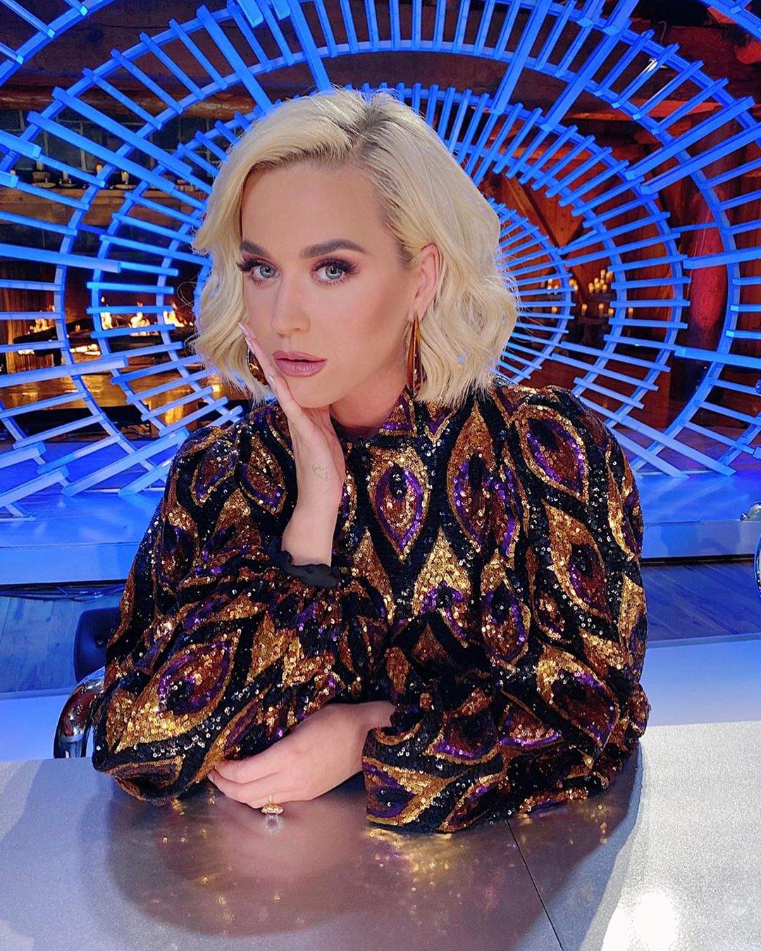 FOTO / În plină pandemie, vedetele internaționale dau.. ”moda”! Katy Perry s-a costumat într-o sticlă de dezinfectant