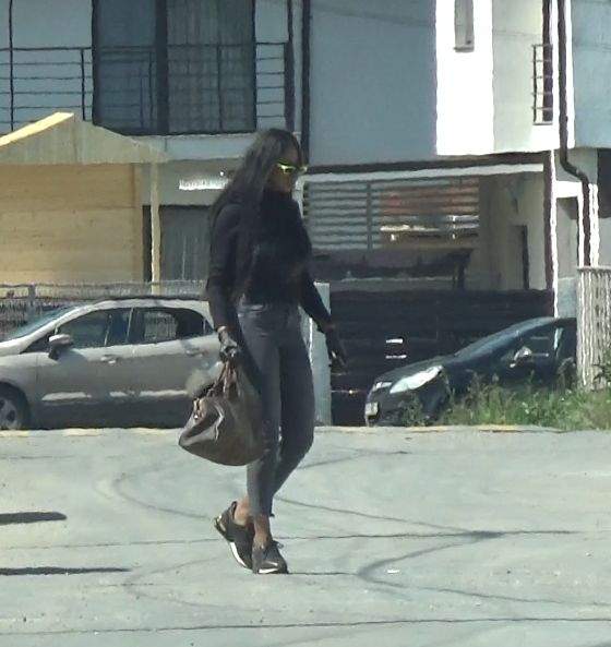 VIDEO PAPARAZZI / Laurette s-a mutat la casă nouă, dar deja are primele probleme. Cum a fost surprinsă sexy mulatra, chiar la intrare în locuință