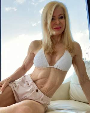 FOTO / Cea mai sexy bunicuță din lume a înnebunit toții bărbații! În vârstă de 64 de ani, Lesley și-a lăsat sânii la vedere 