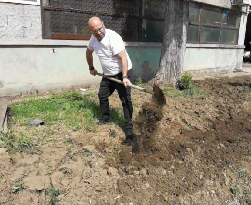 FOTO / Cătălin Scărlătescu a pus osul la treabă! Celebrul Chef a dat șorțul deoparte și a trecut la munca de jos: ”Primul lot” 