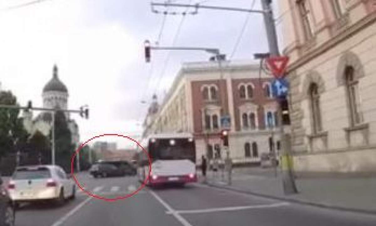 O autospecială a Jandarmeriei Cluj, lovită din plin de un autoturism. Patru persoane au fost transportate la spital / VIDEO