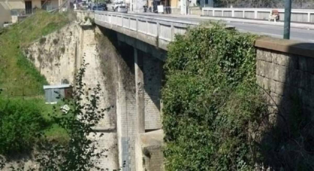 Un român de 27 de ani a murit în Italia, după ce s-a prăbușit de pe un pod. Tânărul a căzut în gol 15 metri