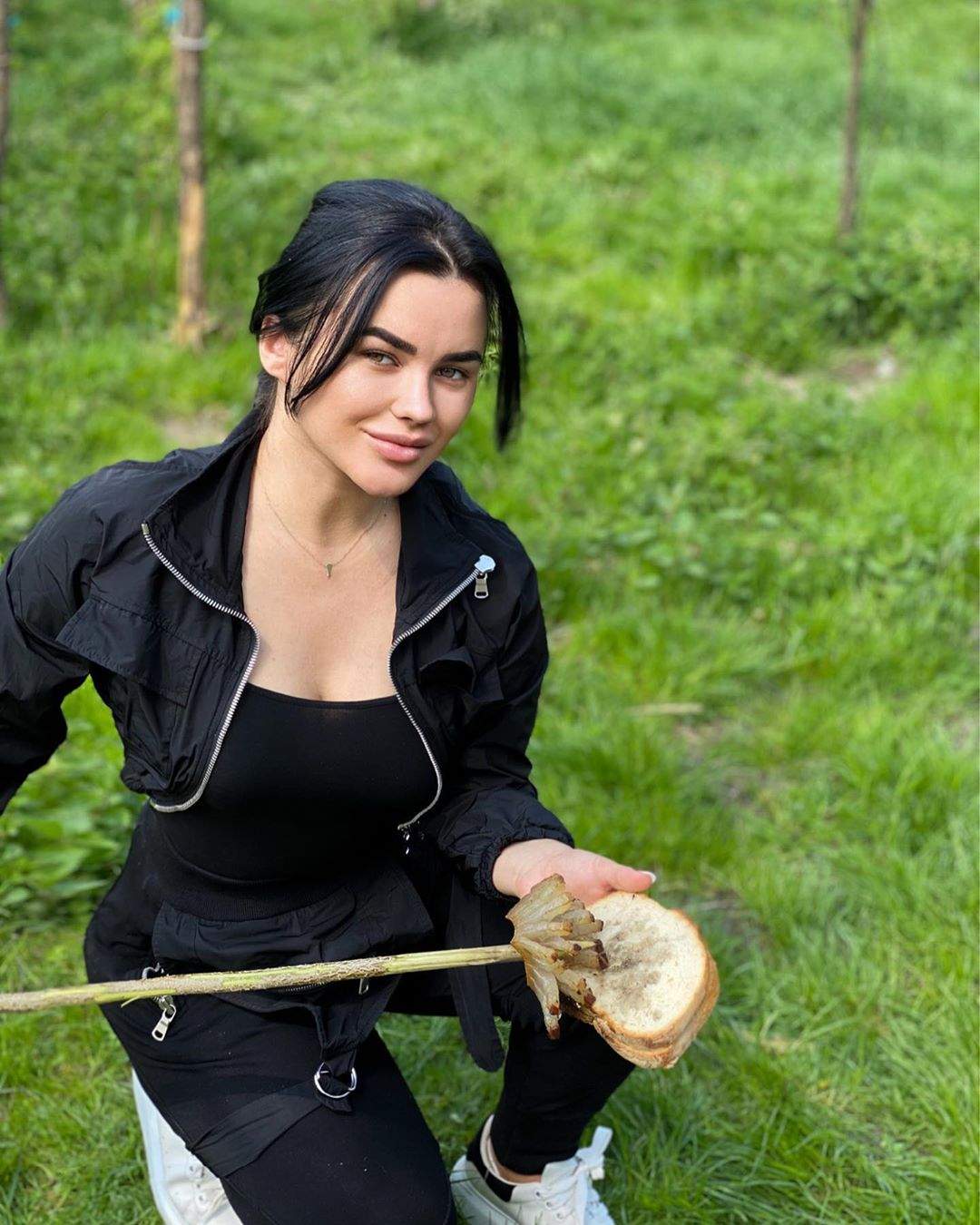 Silueta subțire, cu slănină se ține. Carmen de la Sălciua a arătat că este o adevărată fată de la țară / FOTO