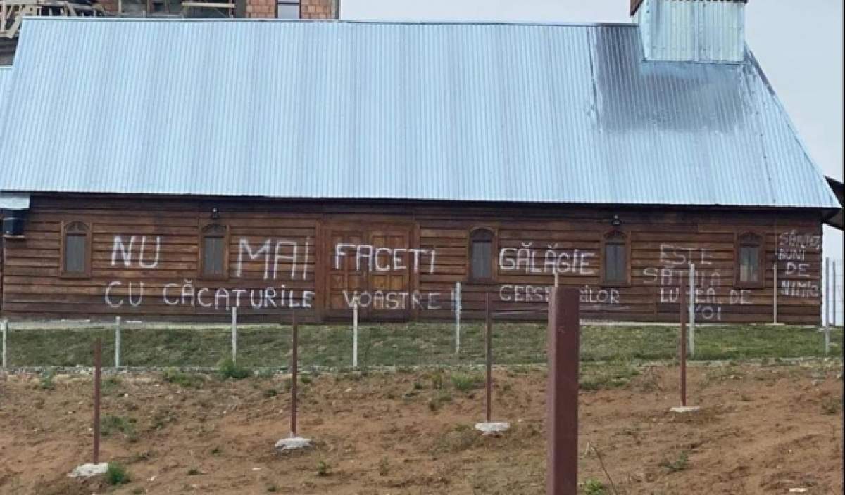 Biserică din Maramureș, vandalizată din cauza unei idei „arogante și nesimțite”! Mesajele de pe pereții lăcașului de cult vorbesc de la sine