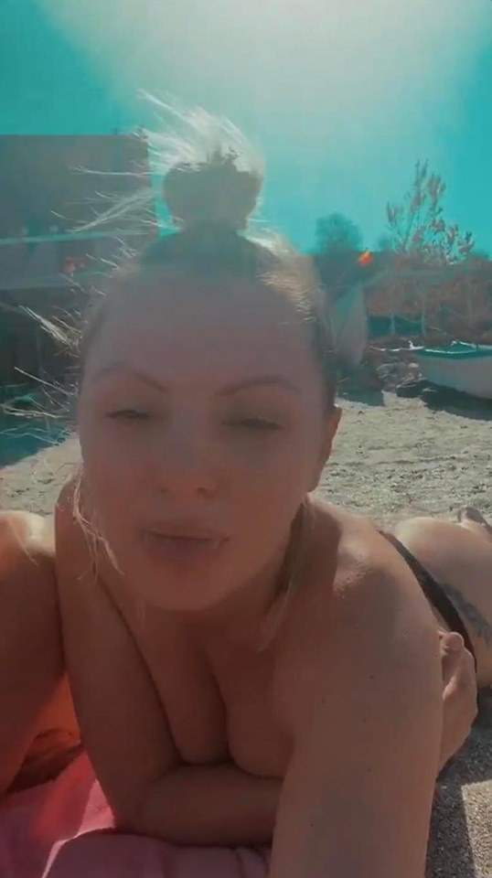 FOTO / Interzis cardiacilor! Alexandra Stan, topless la plajă! Focoasa blondină a postat imaginile rupte din filmele pentru adulți 