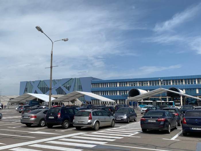 Corturile de așteptare au fost deja amplasate în parcarea Aeroportului Internațional ”Henri Coandă”. Reguli noi pentru prevenirea epidemiei / VIDEO