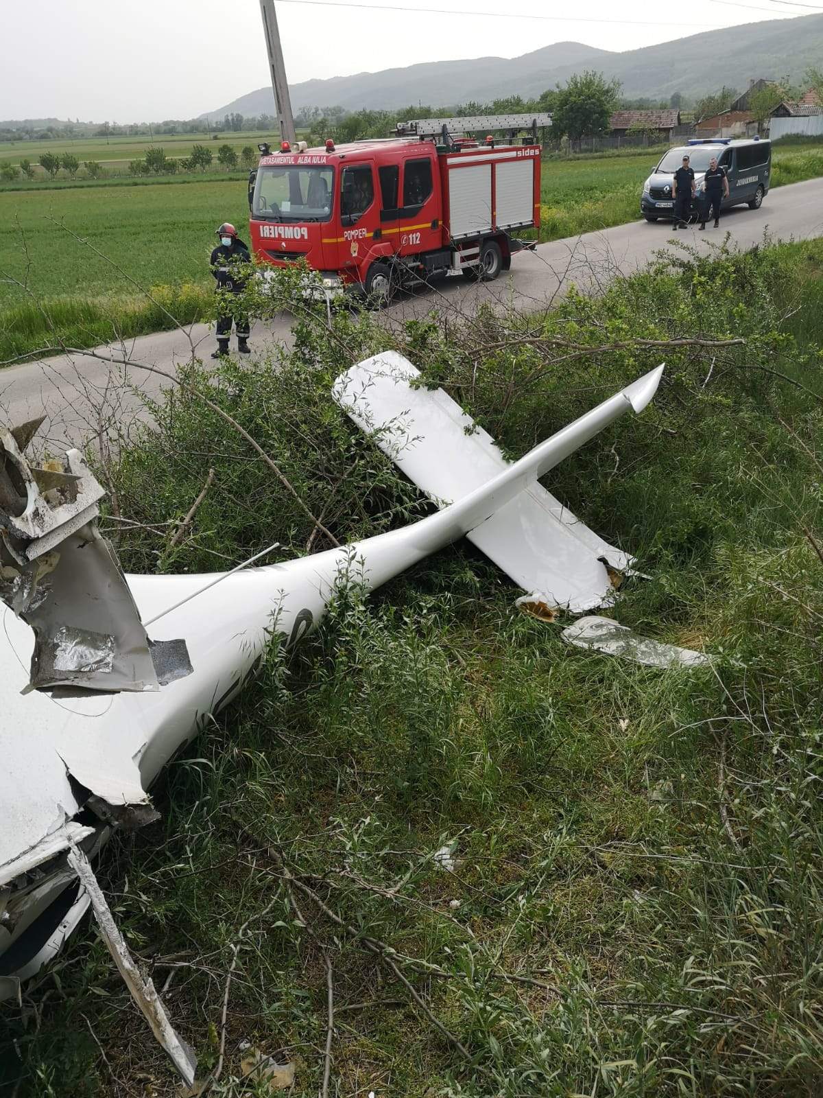 VIDEO / Accident aviatic în județul Alba! Echipele de intervenție au ajuns de urgență la fața locului. În ce stare se află pilotul