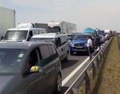 Românii așteaptă cu orele la intrarea în țară. Cozile de la Vama Nădlac se întind pe 14 kilometri / FOTO