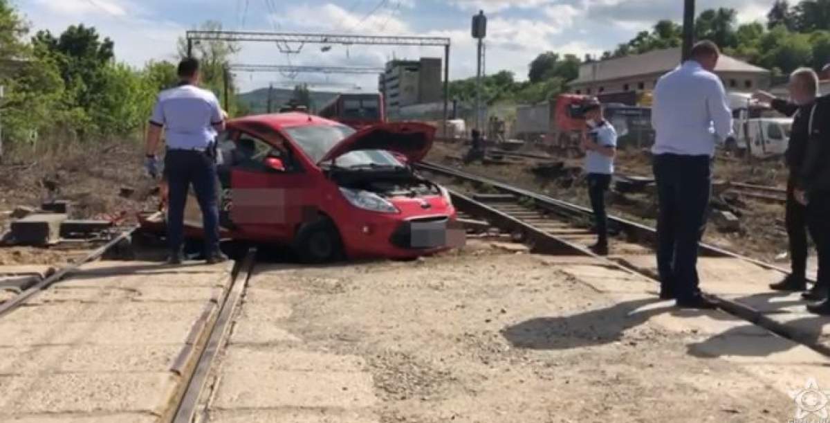 Accident cumplit la Dej. Un livrator de pizza a fost lovit în plin de un tren / VIDEO