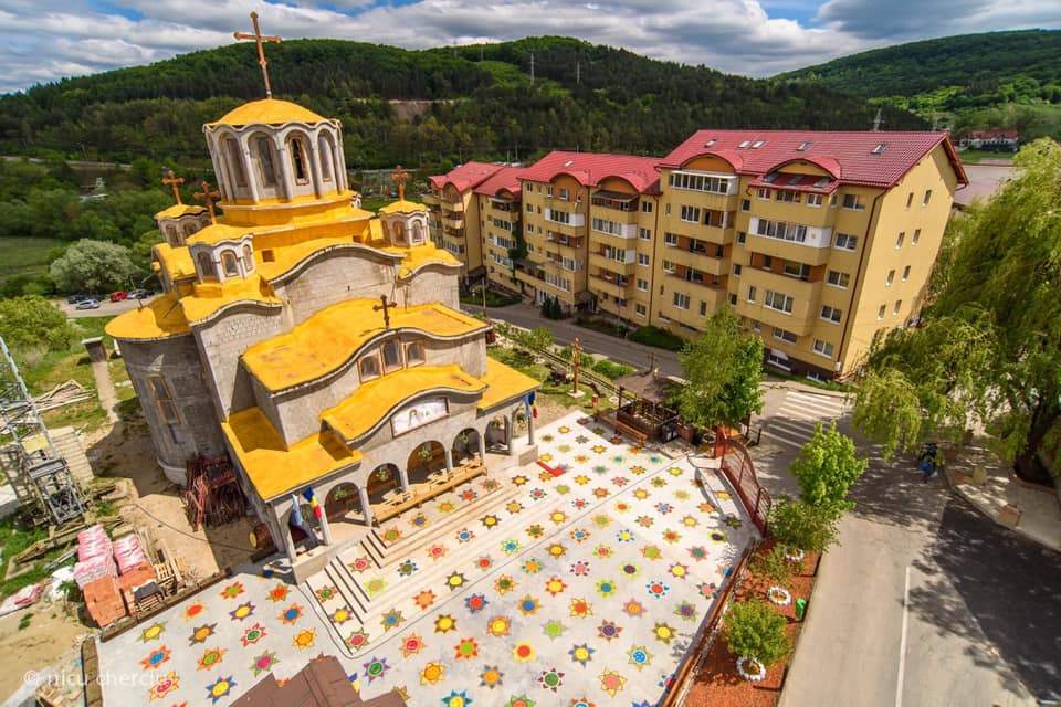 Pandemia i-a adus mai multă creativitate unui preot din Cluj. Metoda inedită pe care a găsit-o omul bisericii pentru păstrarea distanței în timpul slujbei/ FOTO