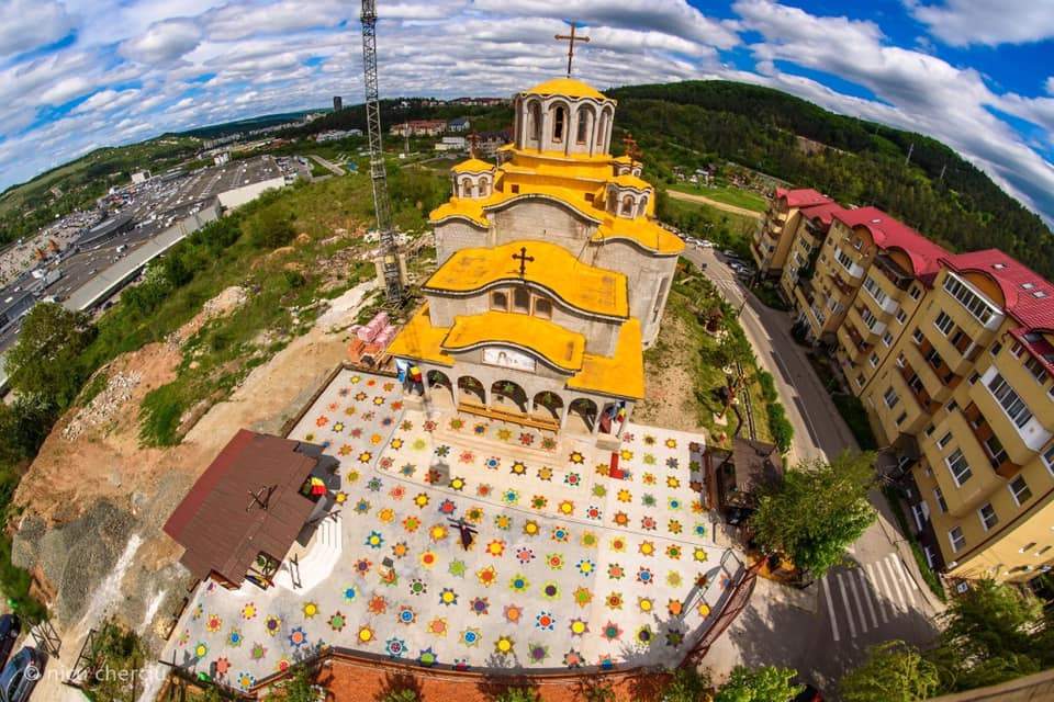Pandemia i-a adus mai multă creativitate unui preot din Cluj. Metoda inedită pe care a găsit-o omul bisericii pentru păstrarea distanței în timpul slujbei/ FOTO