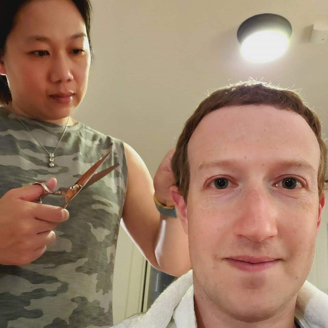 Până și cel mai bogat om din lume s-a lăsat pe mâna soției. Priscilla Chan l-a ajutat pe Mark Zuckerberg să își schimbe înfățișarea / FOTO