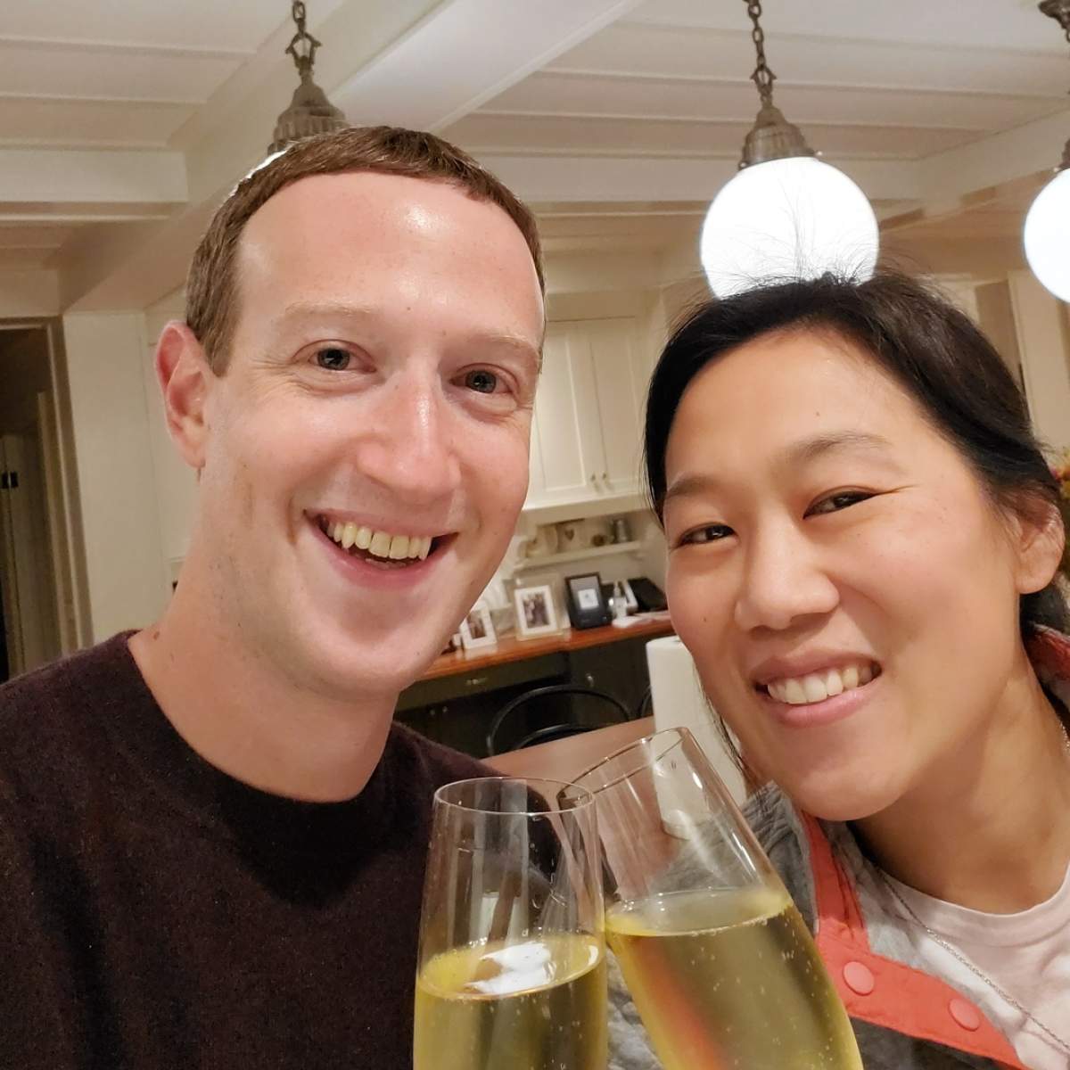 Până și cel mai bogat om din lume s-a lăsat pe mâna soției. Priscilla Chan l-a ajutat pe Mark Zuckerberg să își schimbe înfățișarea / FOTO