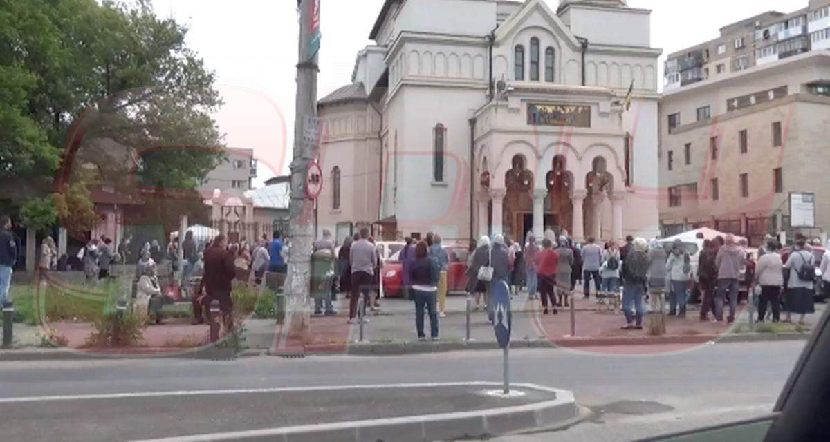 VIDEO / Bucureștenii au ieșit la biserică, la prima slujbă ”altfel”, după ridicarea stării de urgență