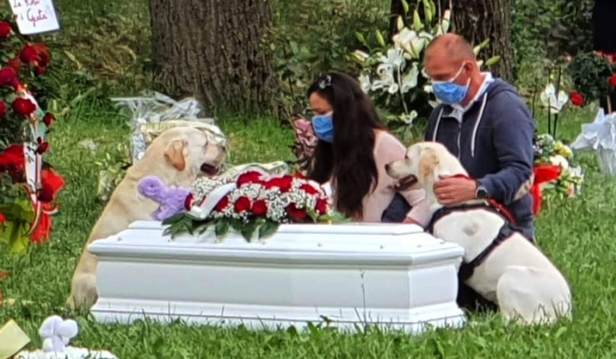 Fetița româncă de trei ani, înecată în piscină, a fost astăzi înmormântată! La căpătâiul său au stat cei doi câini ai familiei care au încercat atunci să o salveze