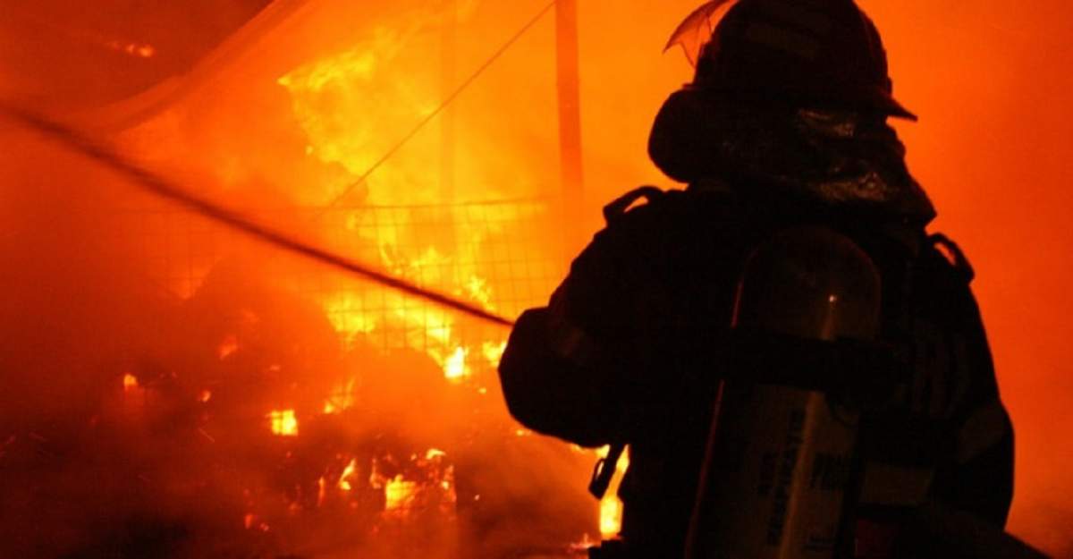 Incendiu puternic în Prahova! O cisternă plină cu carburanți a luat foc. Pompierii au intervenit de urgență