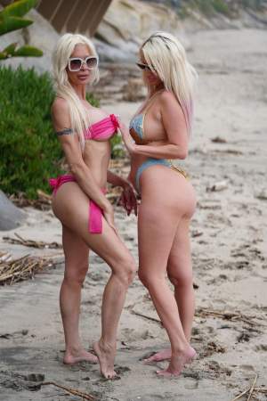 Interzis minorilor! Două blonde tunate s-au uns cu cremă de soare, pe plajă. Au avut grijă să nu rateze niciun loc! / FOTO