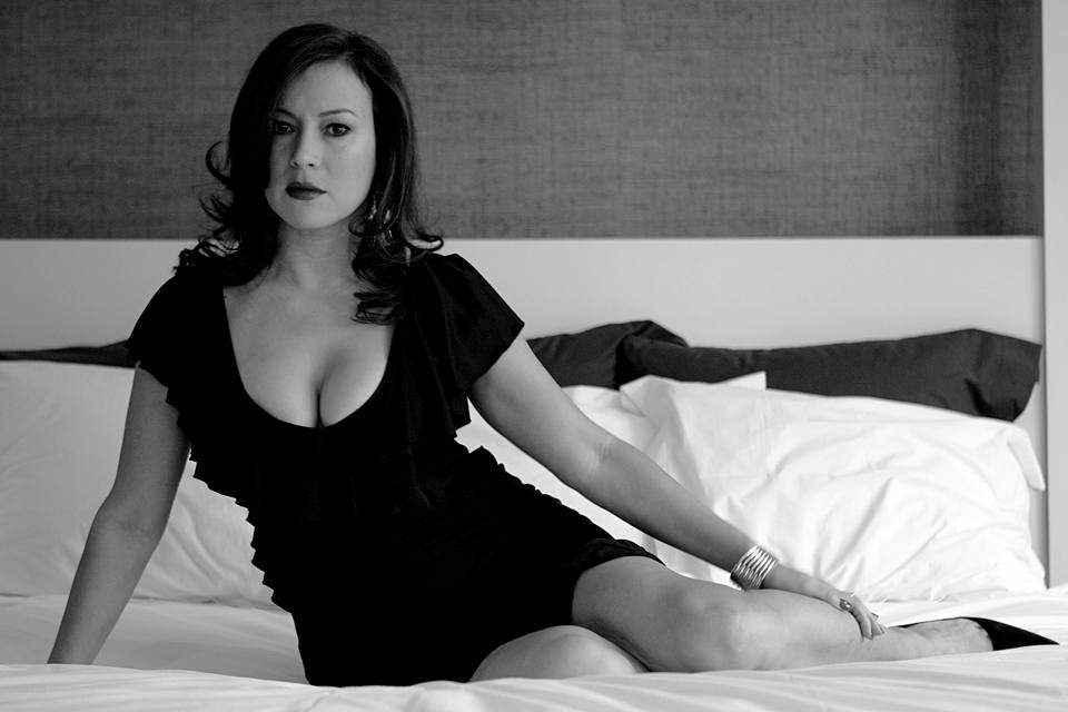 Nu le are doar cu actoria, ci este și campioană la poker! Cum își rotunjește Jennifer Tilly veniturile la jocurile de noroc