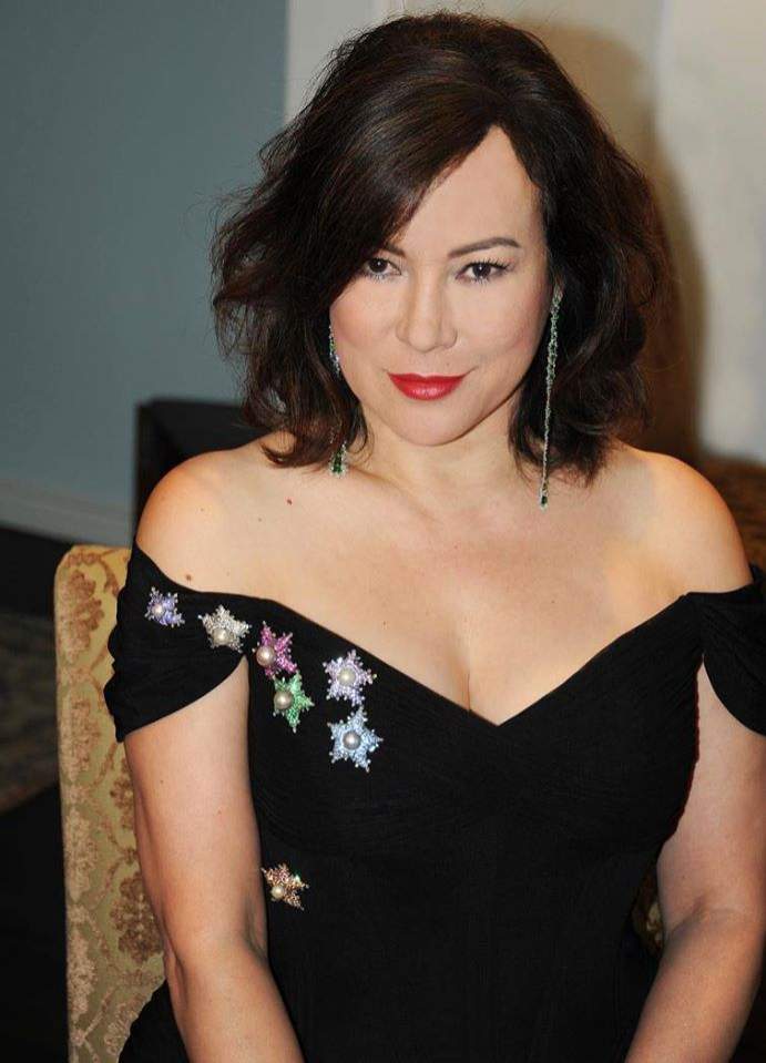 Nu le are doar cu actoria, ci este și campioană la poker! Cum își rotunjește Jennifer Tilly veniturile la jocurile de noroc