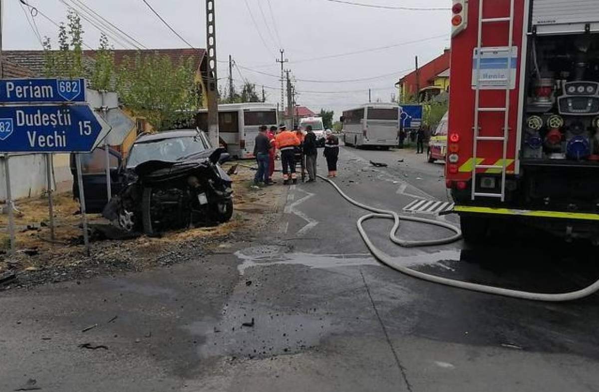 Grav accident de circulație în Timiș. Un autocar plin cu 20 persoane a intrat violent într-o mașină, iar ulterior s-a izbit într-o casă