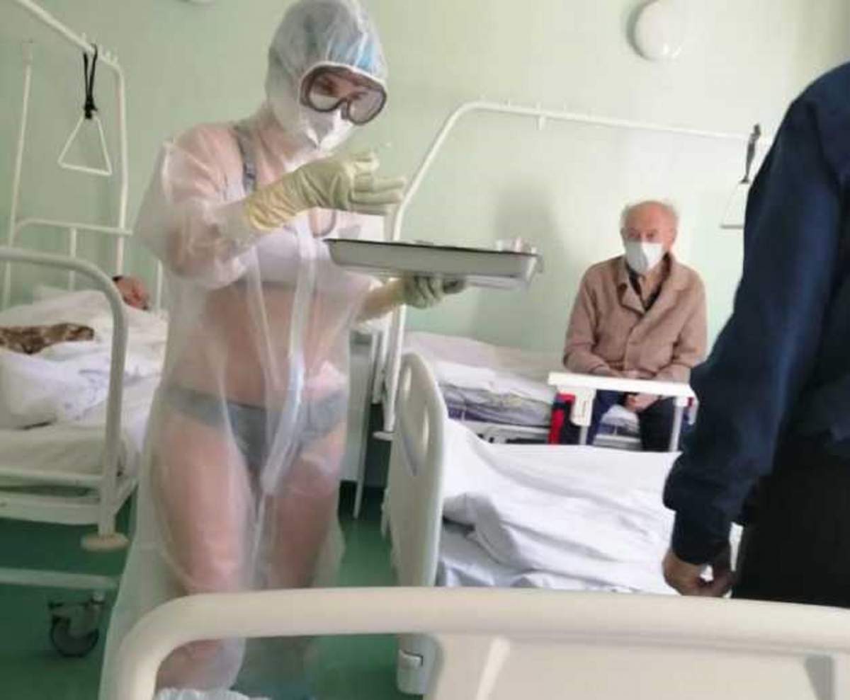Scandalos! O asistentă medicală îngrijește bolnavii de coronavirus îmbrăcată în bikini și sutien. Motivul este unul halucinant