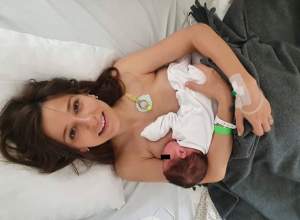 Bucurie mare pentru Dana Rogoz. Vedeta a născut astăzi cel de-al doilea copil! Primele imagini