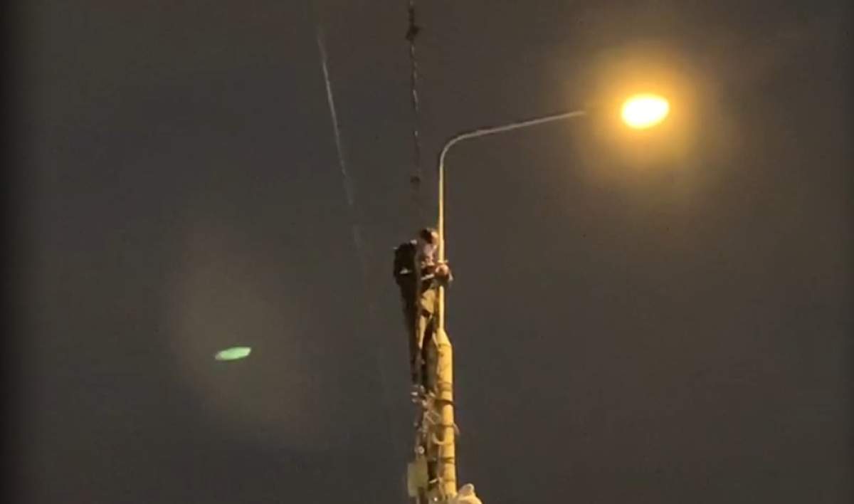 Scandal fără precedent în fața Palatului Cotroceni! Un bărbat s-a urcat pe un stâlp de electricitate în semn de protest
