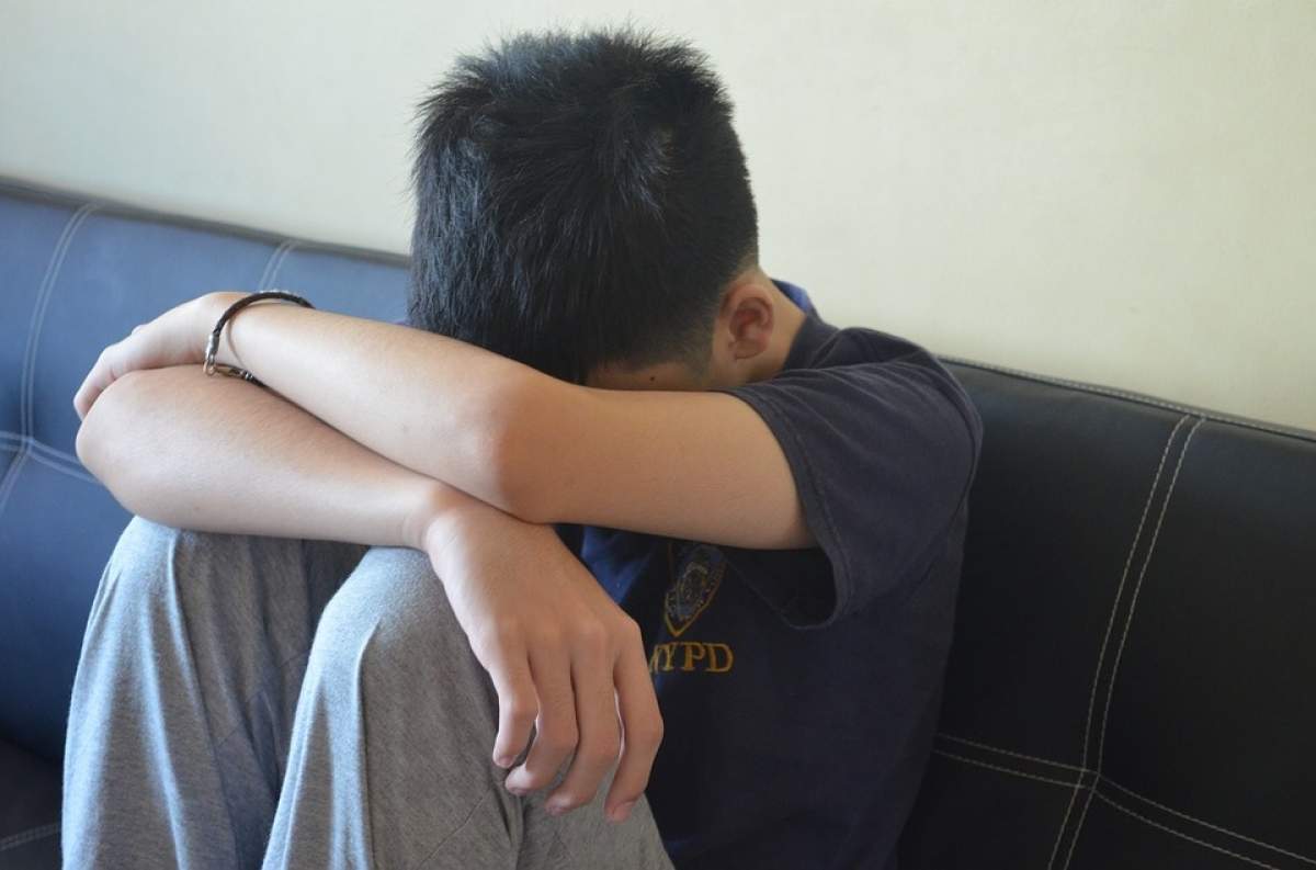 Situație revoltătoare în Italia! O româncă și a abuzat copilul de șase ani, împreună cu concubinul ei, timp de mai multe luni