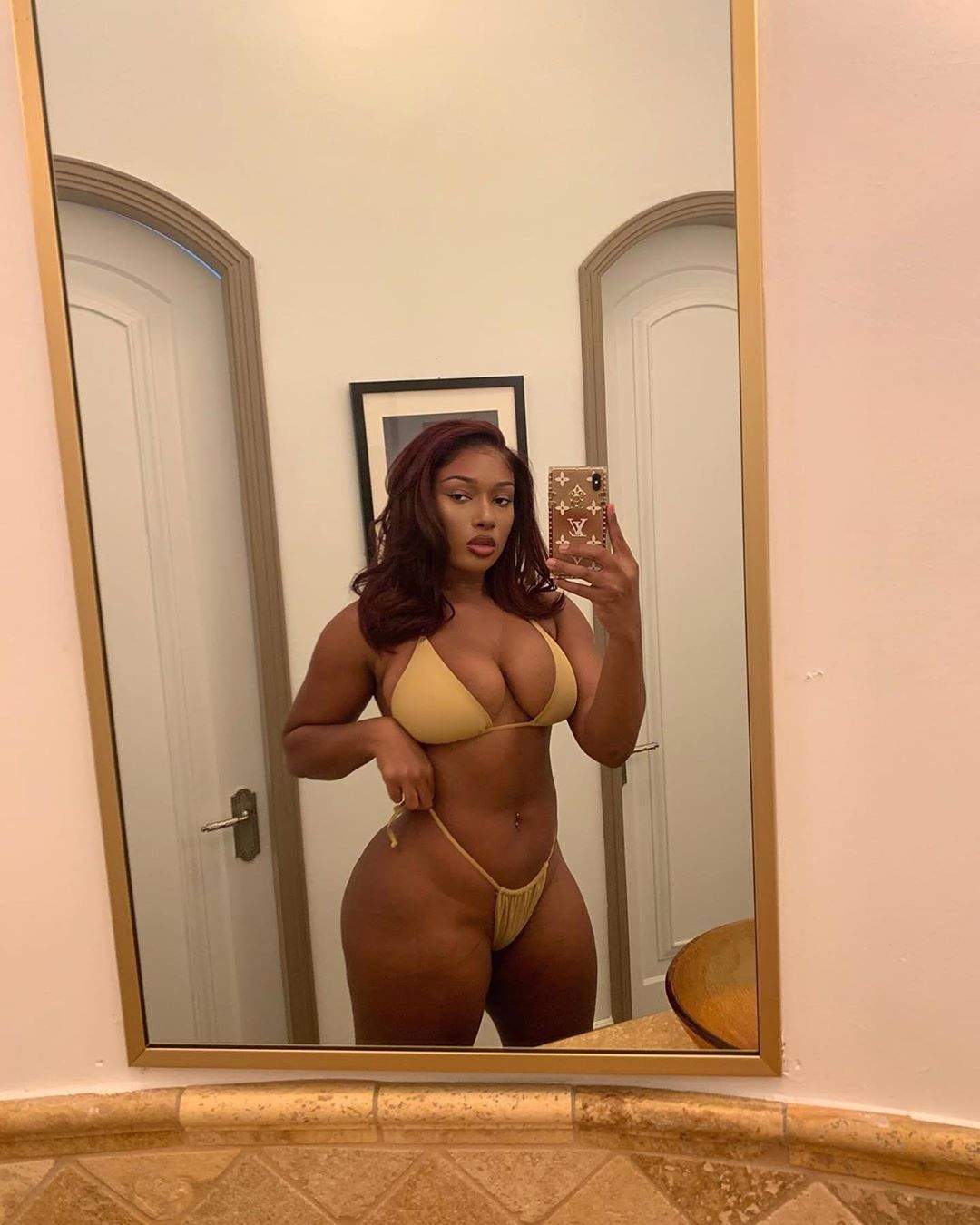 VIDEO / Interzis cardiacilor! Regina twerk-ului, filmare incendiară! În cel mai minuscul costum de baie, Megan Thee Stallion a jucat pe degete imaginația bărbaților 