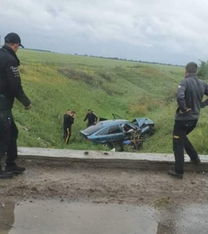 Accident cumplit în Olt. O tânără de 19 ani a murit pe loc, după ce mașina în care se afla s-a izbit de un cap de pod / FOTO