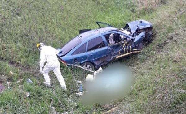 Accident cumplit în Olt. O tânără de 19 ani a murit pe loc, după ce mașina în care se afla s-a izbit de un cap de pod / FOTO