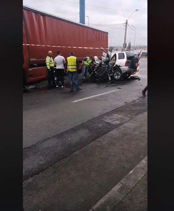 VIDEO / Imagini șocante din timpul accidentului din Reșița! Un polițist a fost strivit de un TIR