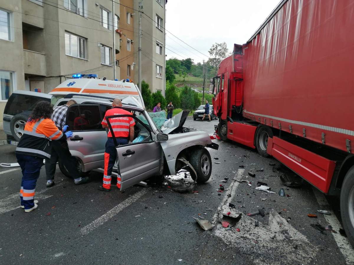 VIDEO / Imagini șocante din timpul accidentului din Reșița! Un polițist a fost strivit de un TIR