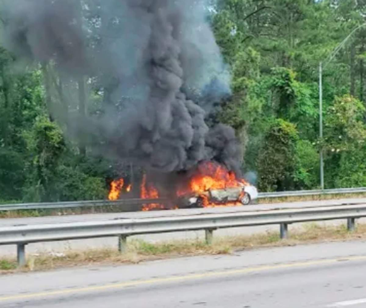 Scene șocante care fac înconjurul lumii. O mamă și-a incendiat propria mașină, în timp ce copilul de 1 an se afla pe banchetă! Femeia a privit flăcările uriașe