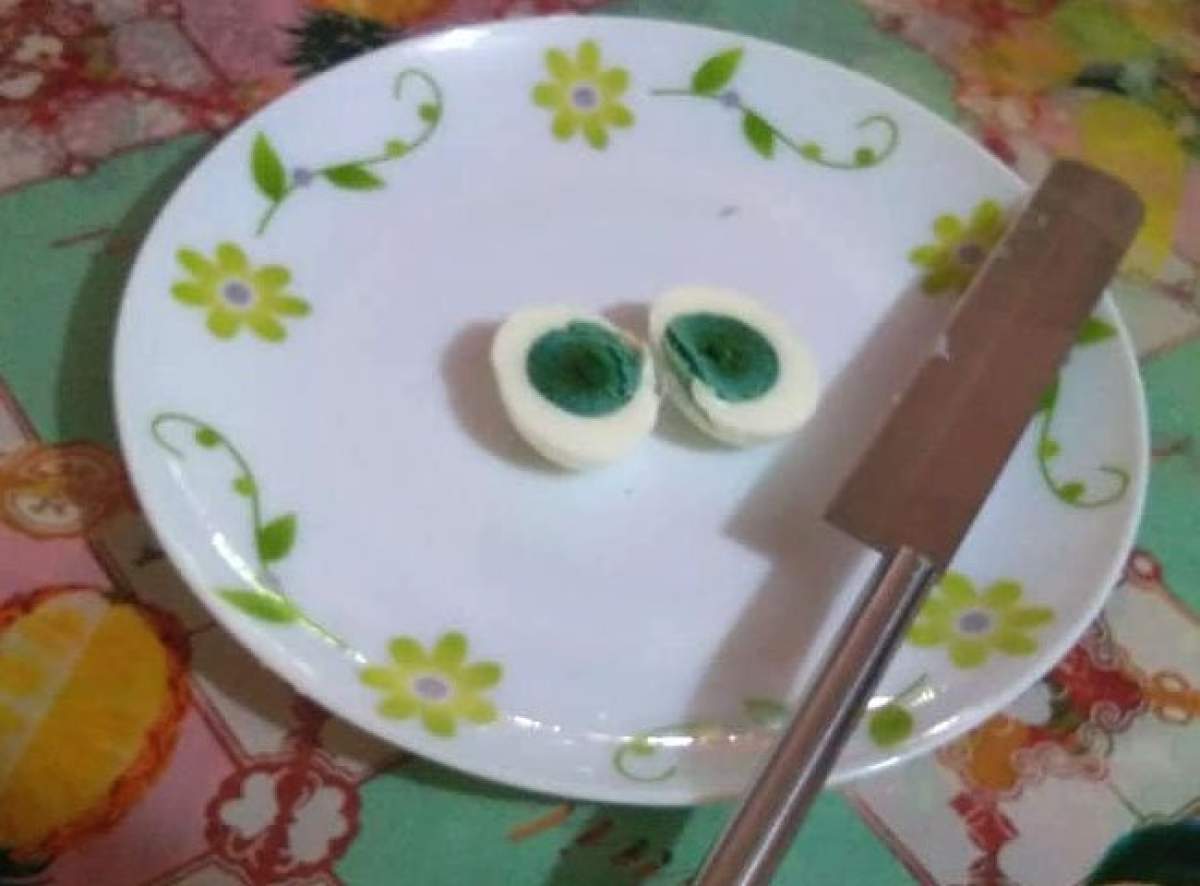 Locul unde găinile fac ouă cu gălbenuș... verde! Experții se scarpină în cap și nu înțeleg ce se întâmplă / FOTO